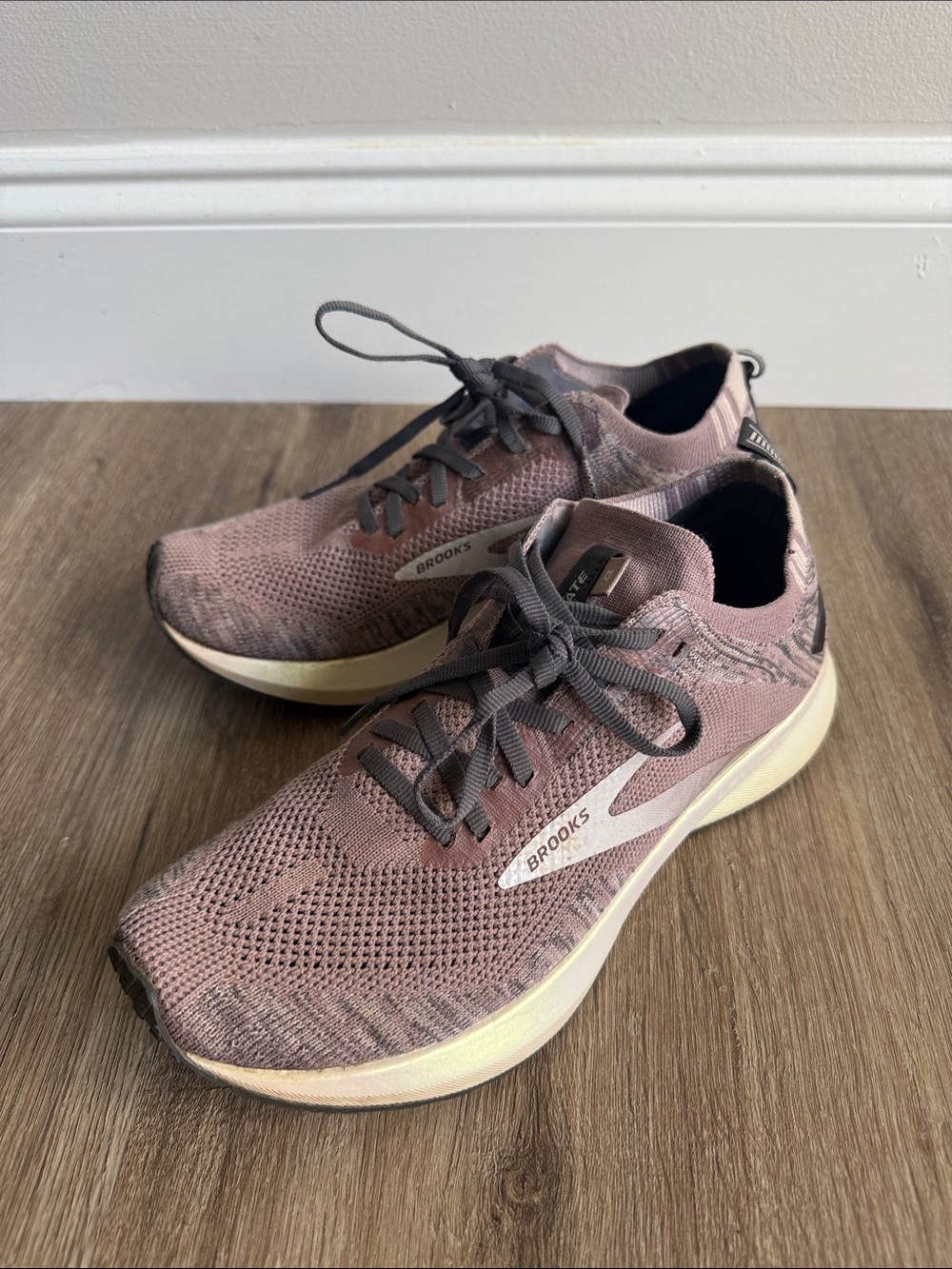 Brooks Levitate 4 Sneakers Women’s Run Shoes - Mauve Pink with Gray Size 8